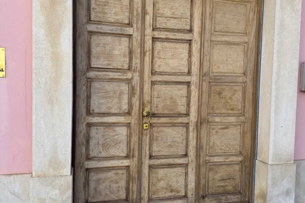 Before — panels of the main door of Lagoa Municipal Library