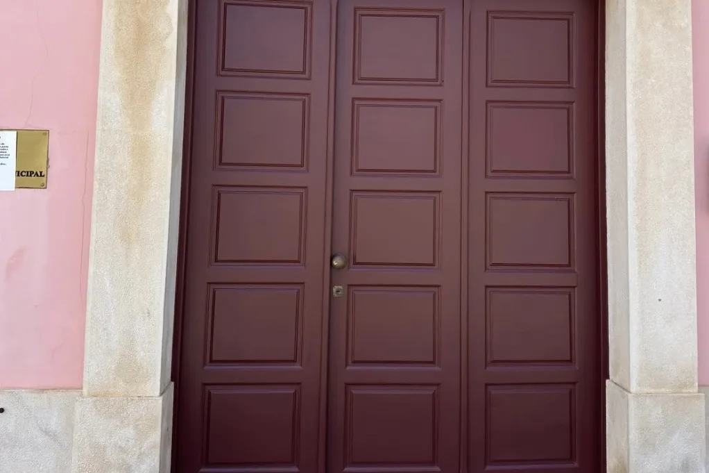 After — panels of the main door of Lagoa Municipal Library
