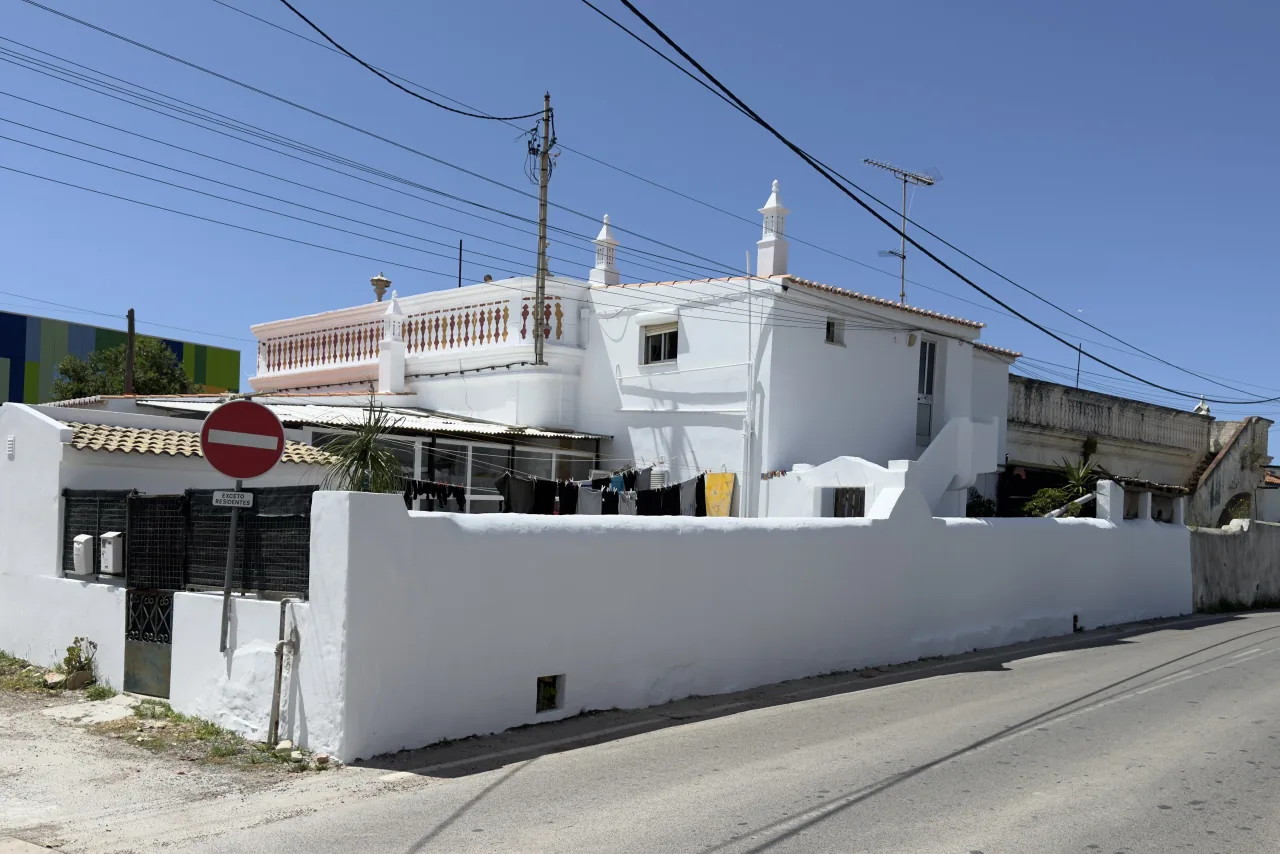 After — garden wall and corner façades of a single-storey house in Almancil