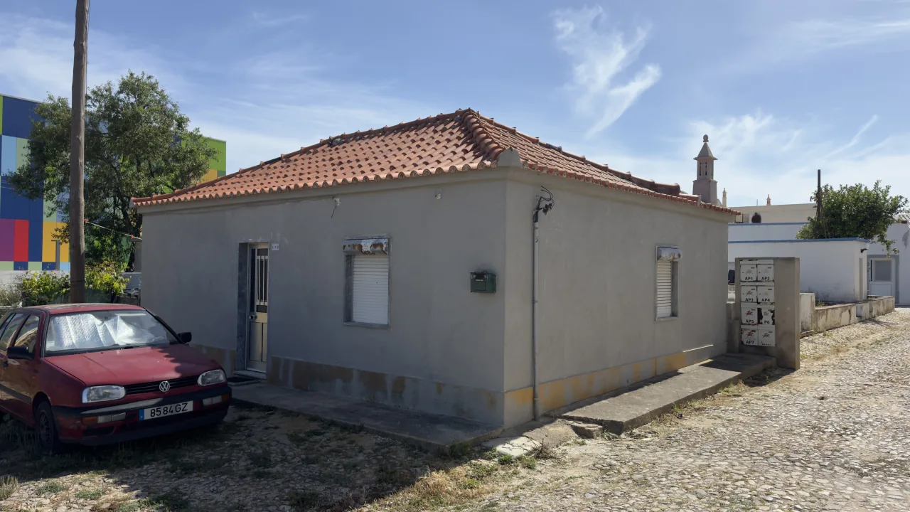 Hip-roofed house with the façade made good in grey, before the final colour
