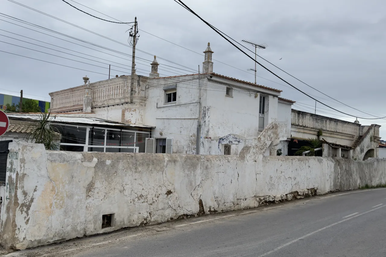 Before — garden wall and corner façades of a single-storey house in Almancil